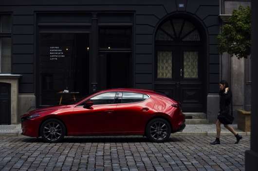 Mazda показала нову «Трійку», і вона виглядає дуже круто!