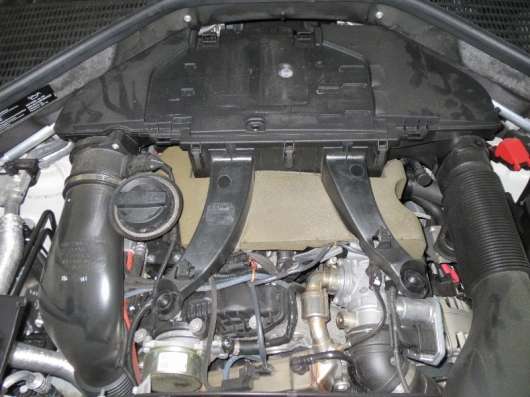 Як замінити повітряний фільтр на автомобілі BMW X5 (кузов E70) — покрокове керівництво