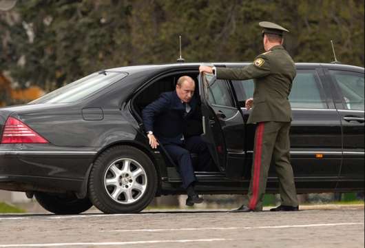 Навіщо охорона Путіна тримає двері автомобіля?