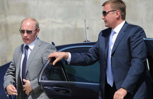 Навіщо охорона Путіна тримає двері автомобіля?