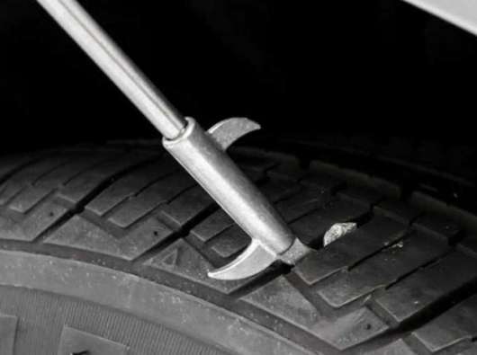 Камінь в протекторі шини: чому не потрібно використовувати ключ від машини