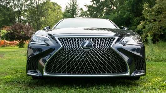 Ручна робота: найдорожча опція Lexus, що в ній такого особливого?