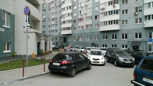 Ось чому в гостьових кишенях у дворах не можна паркуватися