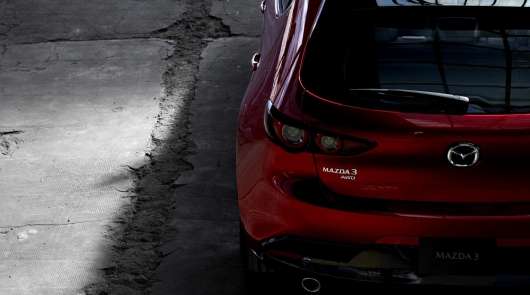 Mazda показала нову «Трійку», і вона виглядає дуже круто!