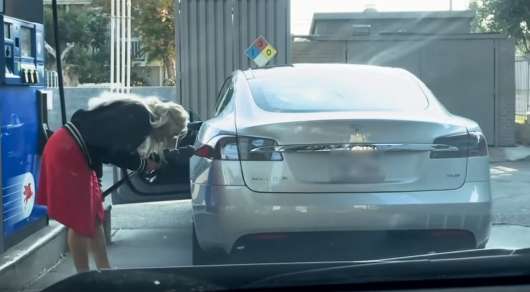 Відео: жінка намагається заправити Tesla на АЗС, це просто шедевр