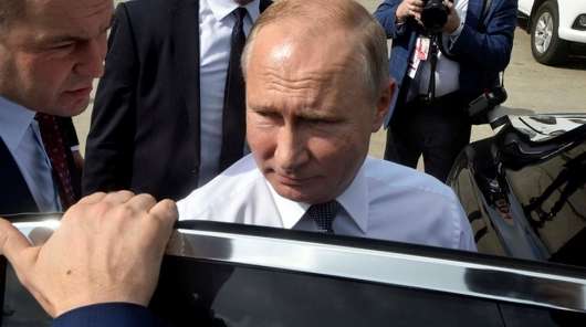 Навіщо охорона Путіна тримає двері автомобіля?