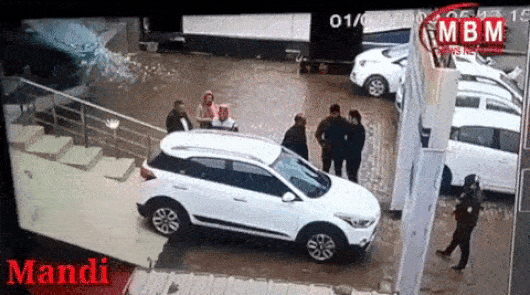 Купівля автомобіля перетворилася на справжній кошмар для цієї індійської дівчини