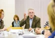 ВІЛ, перевіряючий будинку в Африці, дуже Прийнятний