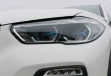 Новий тренд автовиробників: все більше фар стають різнобарвними