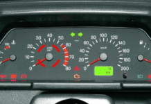 Чому деякі тахометри вказують обороти двигуна в форматі Х100, а деякі в Х1000?