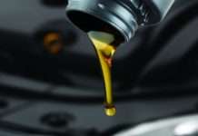 Ви напевно виливаєте моторне масло неправильно, ось як треба: відео