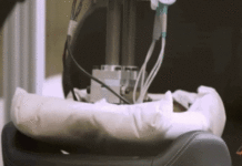 Ford використовує гігантського робота, щоб імітувати, десять років його використання