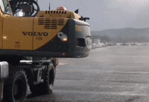 Ось як можна використовувати екскаватор для очищення снігу з машини: відео