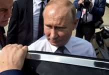 Навіщо охорона Путіна тримає двері автомобіля?