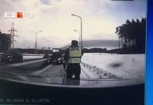 Поліцейський ледве врятувався від некерованого вантажівки в заметі: відео