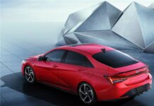 Hyundai elantra позмагається з subaru wrx.