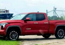 Пікап toyota на базі нового land cruiser зняли на вулиці без камуфляжу