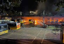 У німеччині через новий електробус згорів музей рідкісних старих автобусів. Відео