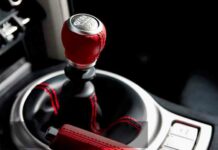 Українських водіїв можуть оштрафувати за їзду на “механіці«: кого покарають гривнею