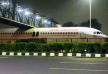 Пасажирський літак застряг під мостом