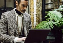 Ноутбук для автолюбителів, які цінують стиль у всьому