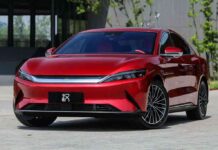 Електричний byd han ev здивував поворотним екраном і хорошою керованістю