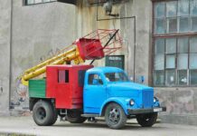 Автовишки: хто їх робить в росії, і чому найбільший український завод став банкрутом