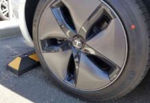 Моделі tesla навчилися визначати знос покришок: як це працює?