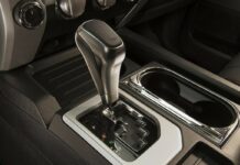 Москвичі зовсім перестали купувати машини з механічними коробками