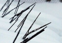 Чому не можна надовго залишати автомобіль з піднятими “двірниками” в мороз