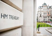 Дорожный налог за каждый километр: битва за будущее автотранспорта в Британии