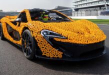 Лего-Гигант на трассе Сильверстоуна: McLaren P1 из кубиков покоряет легендарную гоночную арену