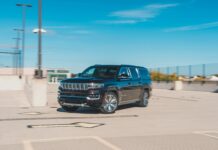 Jeep Grand Wagoneer 2025: Роскошь без границ в царстве асфальта и бездорожья