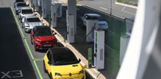 UE retrocede na proibição de motores de combustão em 2035; Reino Unido permanece firme