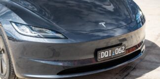 Tesla uvádí na trh kontroverzního asistenta umělé inteligence „Grok“ pro australské řidiče