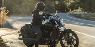 Kawasaki Vulcan 900 Custom: Nejagresivnější japonský křižník V-twin v roce 2026