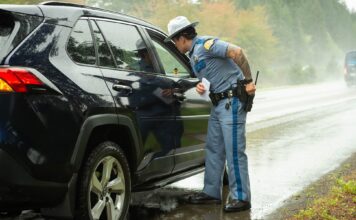 Штат Вашингтон впроваджує програму “Синій конверт” для водіїв з нейровідмінністю