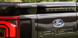 Narušení dodavatelského řetězce a celní hrozby ohrožují výrobu Fordu F-150