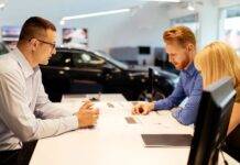 Чому Hyundai, Porsche та Tesla все ще не знищують автомобільні дилерські центри